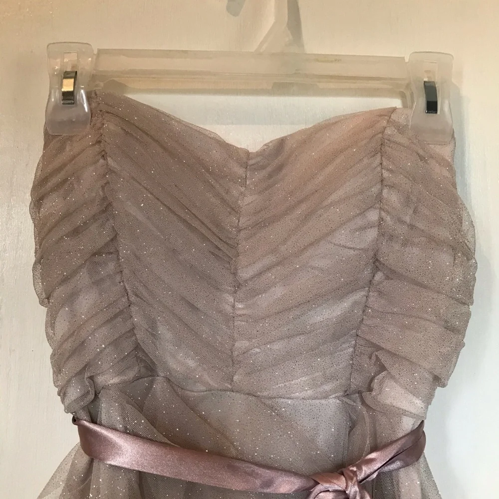 Formal short dress with rose belt. - Picture 3 of 5